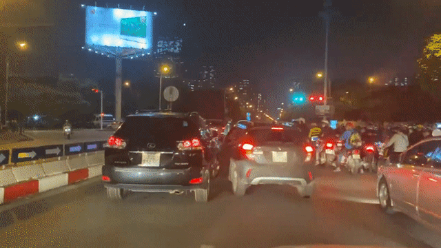 Hà Nội: VinFast Fadil 'so găng' Lexus RX 350 nảy lửa, dân mạng nhìn thôi đã tiếc tiền sửa xe