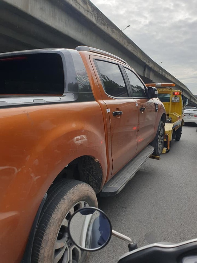 Chiếc ô tô bị ngân hàng siết nợ kéo đi trên đường và câu nói khiến nhiều người bừng tỉnh - Ảnh 1.