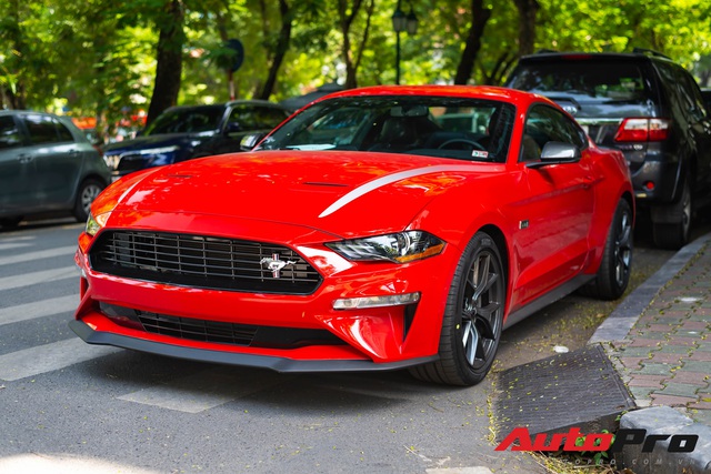 Ford Mustang High Performance kỷ niệm 55 năm hàng độc lăn bánh ra phố, kính lái tiết lộ tình trạng xe - Ảnh 1.