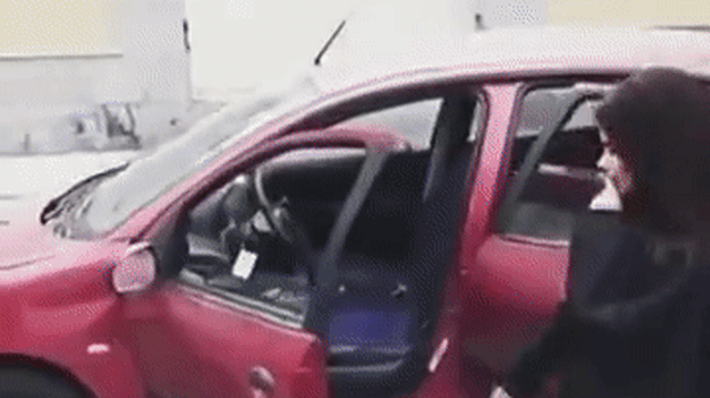 Nhảy ra ngoài quay video khi xe đang chạy, hai cô gái trẻ nhận cái kết đắng