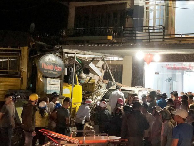 Khoảnh khắc xe tải mất lái, tông hàng loạt ô tô, lao vào 4 nhà dân bên đường khiến 3 người tử vong - Ảnh 4.