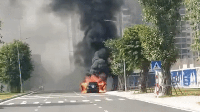 SUV Mercedes-Benz cháy trơ khung tại Hà Nội, nối dài năm hạn của xe sang tại Việt Nam