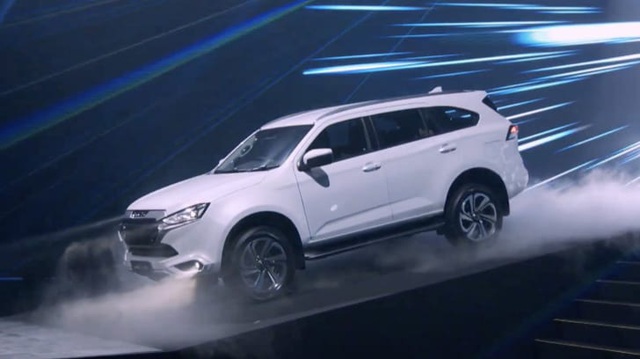 Vén màn Isuzu mu-X thế hệ mới: SUV 7 chỗ lột xác từ trong ra ngoài, đấu Toyota Fortuner