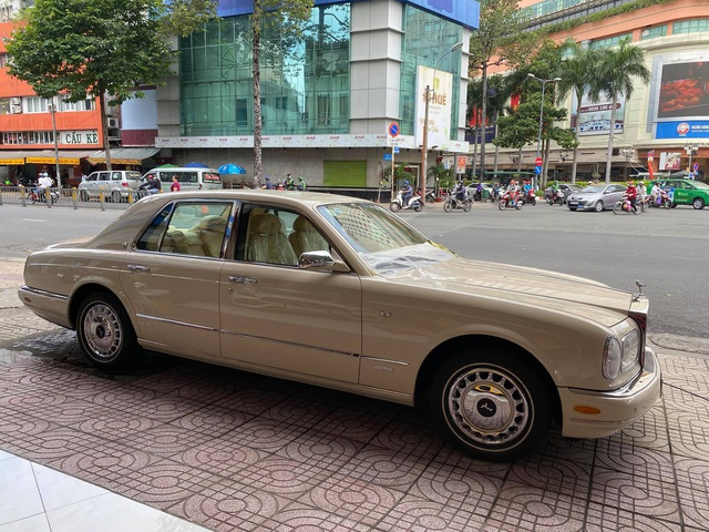 Hàng siêu hiếm Rolls-Royce Silver Seraph xuất hiện tại Sài Gòn với ngoại hình gây chú ý - Ảnh 1.