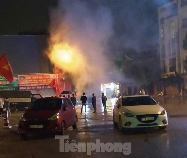 Xe ô tô bốc cháy dữ dội ở thành phố Lạng Sơn - Ảnh 2.