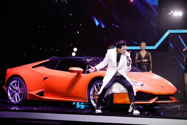 Nguyên Vũ đem siêu xe lên sân khấu, mang cả dàn trai đẹp theo chỉ để... xách đồ - Ảnh 1.
