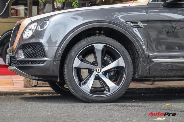 Cận cảnh Bentley Bentayga V8 hai tông màu cực độc của doanh nhân Hoàng Kim Khánh, tiểu sử của chiếc xe gây chú ý - Ảnh 6. Cận cảnh Bentley Bentayga V8 hai tông màu cực độc của doanh nhân Hoàng Kim Khánh, tiểu sử của chiếc xe gây chú ý - Ảnh 6.