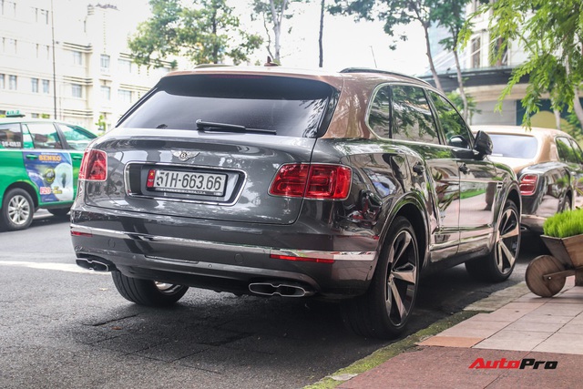 Cận cảnh Bentley Bentayga V8 hai tông màu cực độc của doanh nhân Hoàng Kim Khánh, tiểu sử của chiếc xe gây chú ý - Ảnh 7. Cận cảnh Bentley Bentayga V8 hai tông màu cực độc của doanh nhân Hoàng Kim Khánh, tiểu sử của chiếc xe gây chú ý - Ảnh 7.