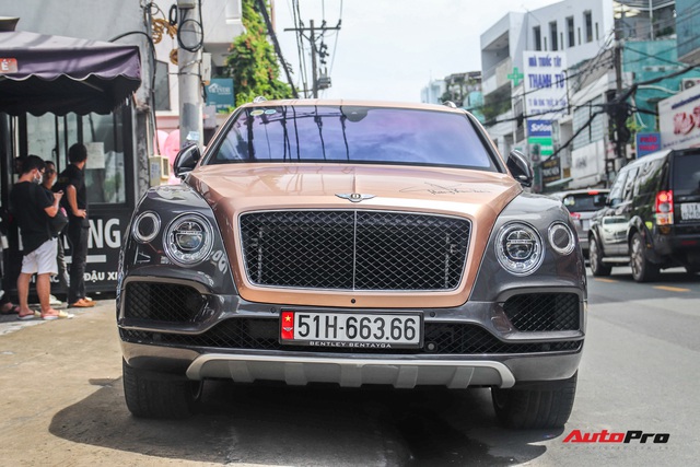 Cận cảnh Bentley Bentayga V8 hai tông màu cực độc của doanh nhân Hoàng Kim Khánh, tiểu sử của chiếc xe gây chú ý - Ảnh 2. Cận cảnh Bentley Bentayga V8 hai tông màu cực độc của doanh nhân Hoàng Kim Khánh, tiểu sử của chiếc xe gây chú ý - Ảnh 2.
