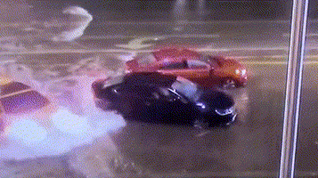 Xem Lamborghini Huracan mui trần vượt đoạn ngập lụt đến mức khó tin