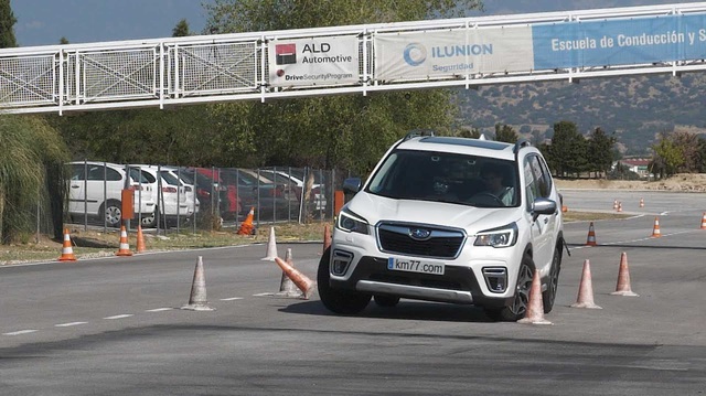 Subaru Forester thử sức bài test đánh lái và kết quả bất ngờ
