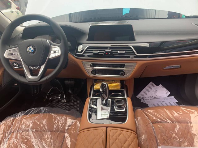 BMW 750Li 2020 đầu tiên về Việt Nam với nội thất siêu độc, dân tình đoán giá phải trên 10 tỷ đồng - Ảnh 4.