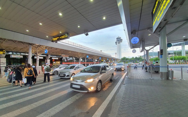 Xử lý nghiêm tài xế taxi chê khách gần ở sân bay Tân Sơn Nhất - Ảnh 1.
