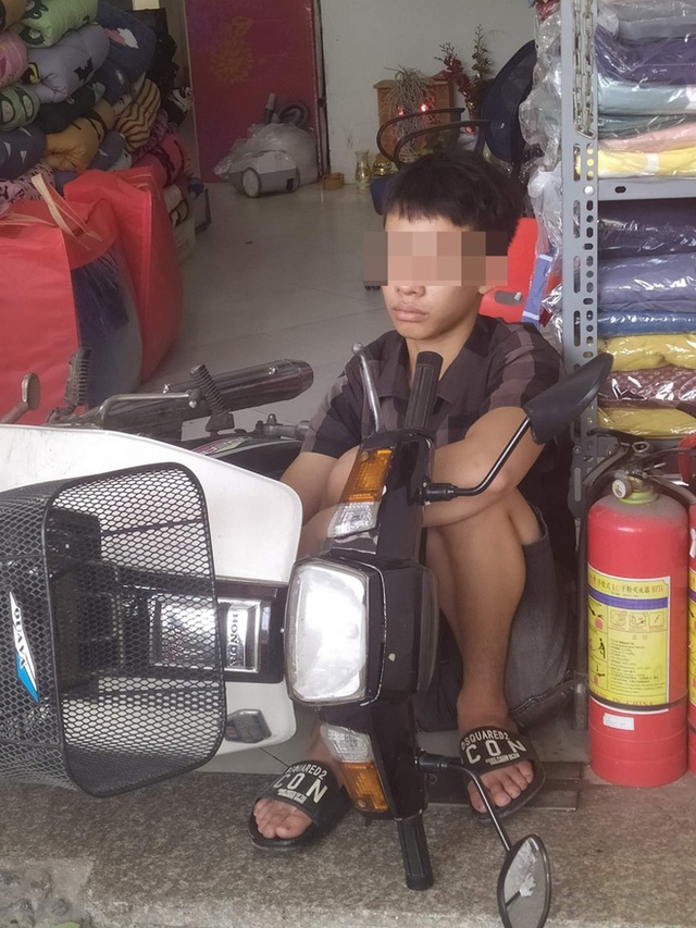 Chạy xe máy lao thẳng vào cửa hàng bên đường, chàng trai nằm ngủ luôn tại chỗ bất chấp mọi tiếng ồn - Ảnh 2. Chạy xe máy lao thẳng vào cửa hàng bên đường, chàng trai nằm ngủ luôn tại chỗ bất chấp mọi tiếng ồn - Ảnh 2.
