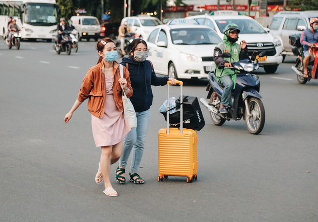 Khổ như hành khách ở Tân Sơn Nhất: Đội nắng mang vác hành lý ra đường đón xe công nghệ - Ảnh 14.