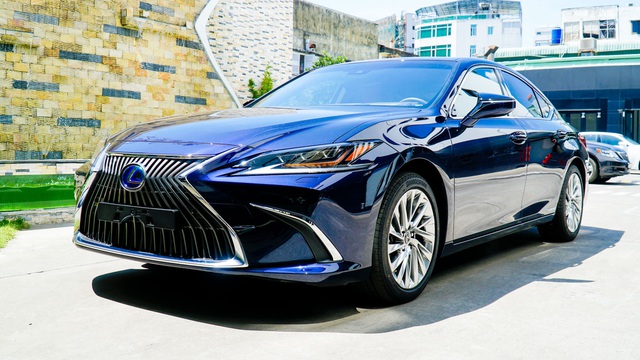 Lexus ES 2021 ra mắt Việt Nam: Thêm 2 tính năng, chưa có dẫn động bốn bánh, giá từ 2,54 tỷ đồng, cạnh tranh E-Class - Ảnh 1.