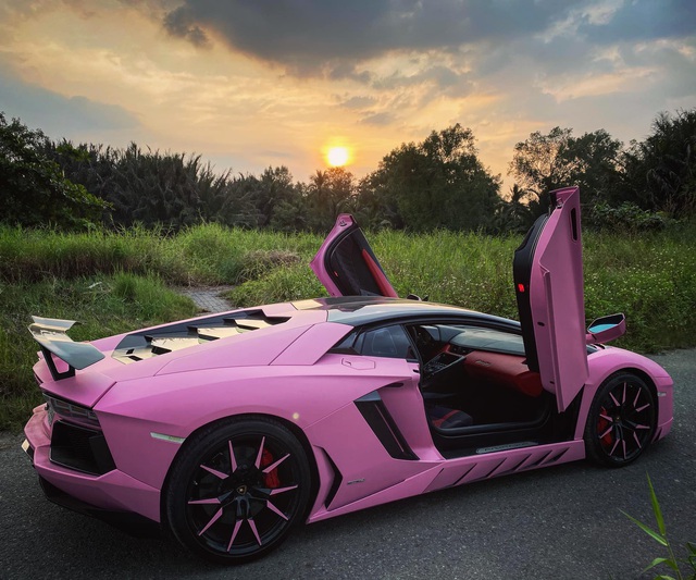 Vừa mua Lamborghini Aventador biển số tứ quý 9, nữ doanh nhân Việt lập tức đổi màu xe sang hồng cực chói loá - Ảnh 1.