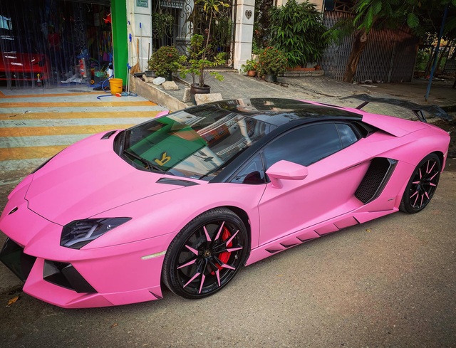 Vừa mua Lamborghini Aventador biển số tứ quý 9, nữ doanh nhân Việt lập tức đổi màu xe sang hồng cực chói loá - Ảnh 2.