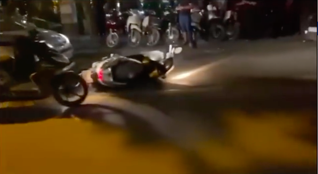 Màn hỗn chiến giữa tài xế taxi và người đàn ông chạy xe máy trên phố Hà Nội, lời chia sẻ bóc trần sự thật - Ảnh 3.