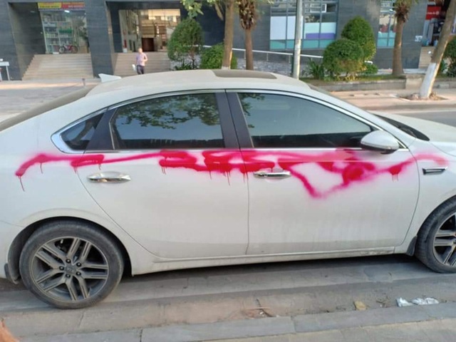 Đỗ ô tô bên đường lúc quay lại, người đàn ông hoảng sợ vì vệt sơn đỏ phun kín thân xe - Ảnh 1.