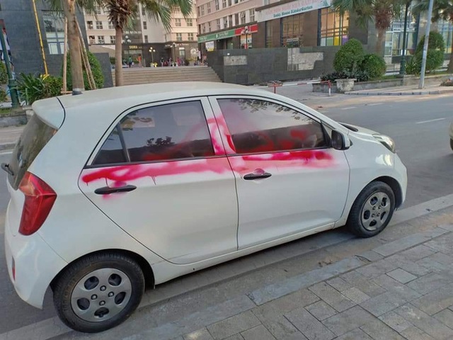 Đỗ ô tô bên đường lúc quay lại, người đàn ông hoảng sợ vì vệt sơn đỏ phun kín thân xe - Ảnh 2.