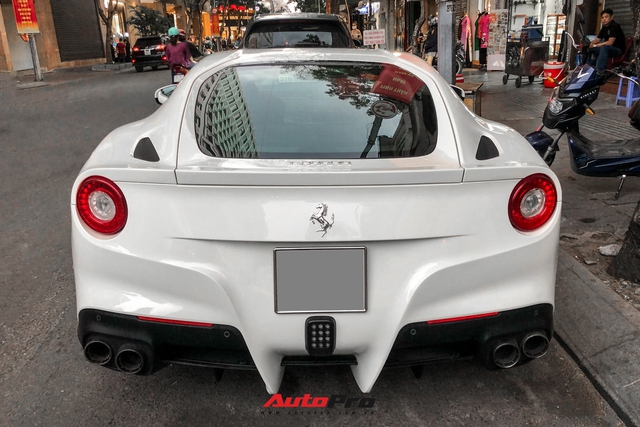Hậu đám hỏi với Primmy Trương, Phan Thành cầm lái Ferrari F12berlinetta màu trắng độc nhất Việt Nam xuống phố - Ảnh 3. Hậu đám hỏi với Primmy Trương, Phan Thành cầm lái Ferrari F12berlinetta màu trắng độc nhất Việt Nam xuống phố - Ảnh 3.