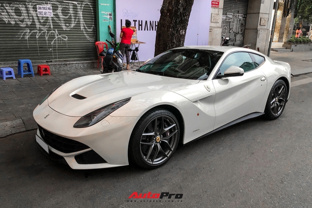 Hậu đám hỏi với Primmy Trương, Phan Thành cầm lái Ferrari F12berlinetta màu trắng độc nhất Việt Nam xuống phố - Ảnh 6. Hậu đám hỏi với Primmy Trương, Phan Thành cầm lái Ferrari F12berlinetta màu trắng độc nhất Việt Nam xuống phố - Ảnh 6.