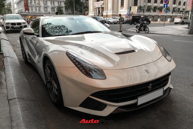 Hậu đám hỏi với Primmy Trương, Phan Thành cầm lái Ferrari F12berlinetta màu trắng độc nhất Việt Nam xuống phố - Ảnh 1. Hậu đám hỏi với Primmy Trương, Phan Thành cầm lái Ferrari F12berlinetta màu trắng độc nhất Việt Nam xuống phố - Ảnh 1.
