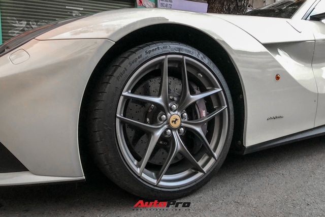 Hậu đám hỏi với Primmy Trương, Phan Thành cầm lái Ferrari F12berlinetta màu trắng độc nhất Việt Nam xuống phố - Ảnh 4. Hậu đám hỏi với Primmy Trương, Phan Thành cầm lái Ferrari F12berlinetta màu trắng độc nhất Việt Nam xuống phố - Ảnh 4.