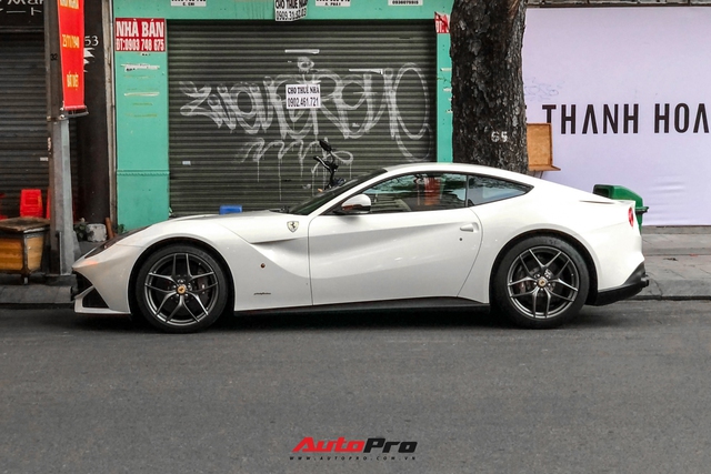 Hậu đám hỏi với Primmy Trương, Phan Thành cầm lái Ferrari F12berlinetta màu trắng độc nhất Việt Nam xuống phố - Ảnh 7. Hậu đám hỏi với Primmy Trương, Phan Thành cầm lái Ferrari F12berlinetta màu trắng độc nhất Việt Nam xuống phố - Ảnh 7.