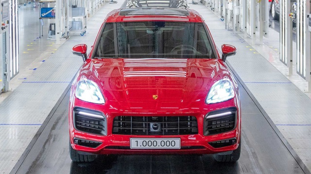 Porsche Cayenne chạm ngưỡng doanh 1 triệu xe: Từ 'ẩn họa' đến 'phao cứu sinh'