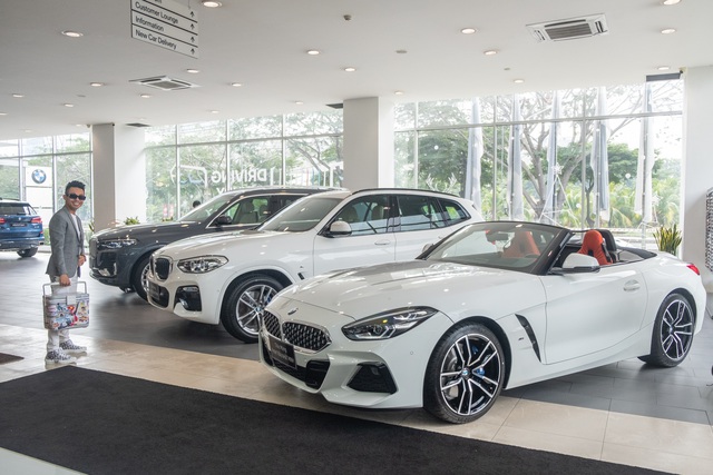 Vừa tậu 3 chiếc BMW có giá hơn 12 tỷ, Minh nhựa đăng ảnh chụp sang chảnh bên cạnh Porsche Cayenne Coupe mới coóng - Ảnh 2.
