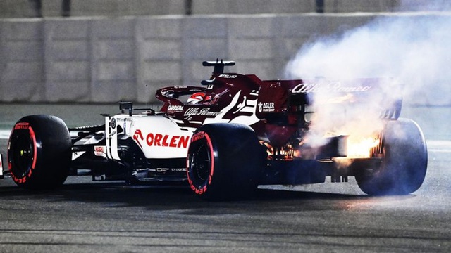 Cận cảnh: Cựu vô địch F1 thế giới thoát chết thần kỳ khi xe đua bốc cháy dữ dội - Ảnh 1.