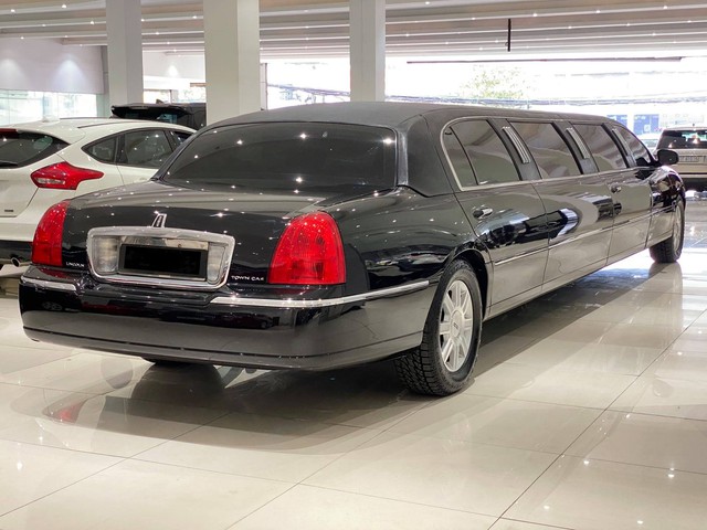 Lincoln Town Car Limousine siêu hiếm bán ngang giá BMW 5-Series: Trải nghiệm sự ‘sang chảnh’ với quầy bar di động - Ảnh 2.