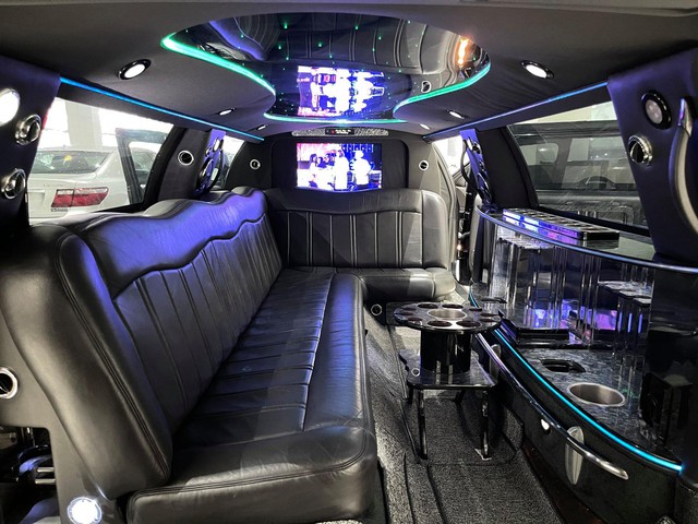 Lincoln Town Car Limousine siêu hiếm bán ngang giá BMW 5-Series: Trải nghiệm sự ‘sang chảnh’ với quầy bar di động - Ảnh 4.