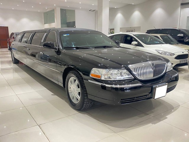 Lincoln Town Car Limousine siêu hiếm bán ngang giá BMW 5-Series: Trải nghiệm sự ‘sang chảnh’ với quầy bar di động - Ảnh 1.