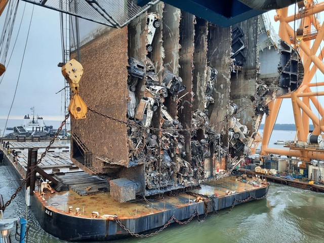 Choáng ngợp với quá trình cắt và tháo dỡ tàu biển chở hàng ngàn chiếc ô tô bị lật - Ảnh 17.