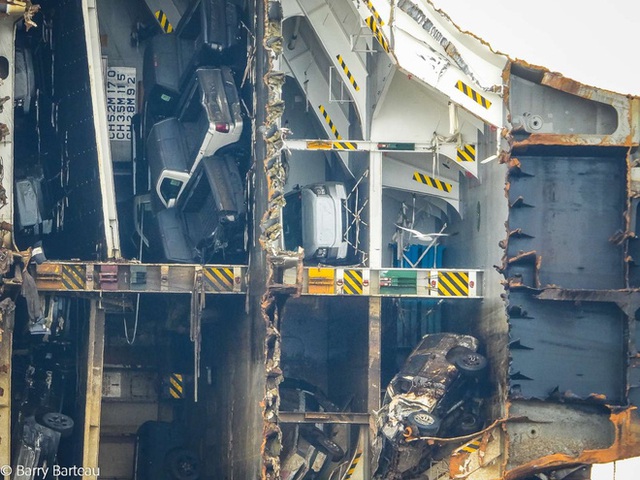 Choáng ngợp với quá trình cắt và tháo dỡ tàu biển chở hàng ngàn chiếc ô tô bị lật - Ảnh 23.