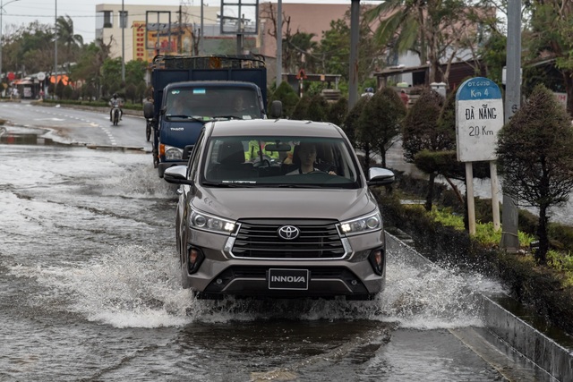 [Chém xe] Toyota Innova - MPV thực dụng quyết thoát khỏi cái bóng bình dân, tìm lại hào quang - Ảnh 20.