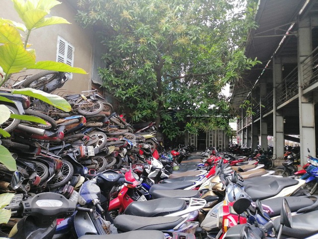 Hàng trăm xe máy bị bỏ rơi, chất đống tại hai bến xe ở TP Hồ Chí Minh - Ảnh 2.
