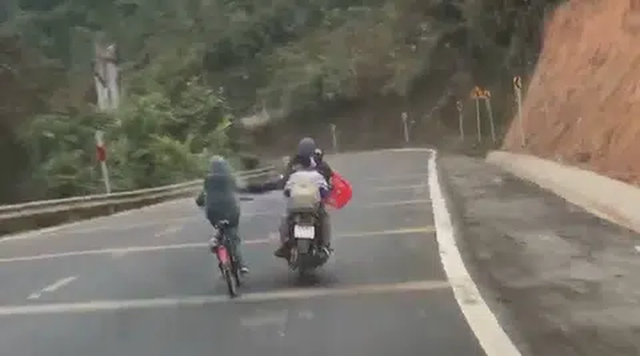 Chạy xe máy đèo con nhỏ nhưng chỉ dùng 1 tay, người đàn ông còn có thêm hành động khiến 3 đứa trẻ rơi vào tình huống nguy hiểm - Ảnh 1.
