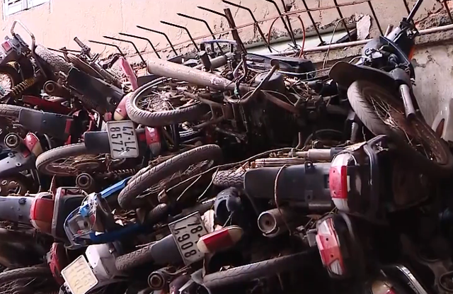 Hàng trăm xe máy bị bỏ rơi, chất đống tại hai bến xe ở TP Hồ Chí Minh - Ảnh 3.