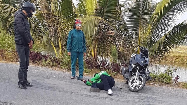 Thanh niên đạp liên tục vào xe máy gây tai nạn, thách thức CSGT: Của ai mà không được đập? - Ảnh 1.