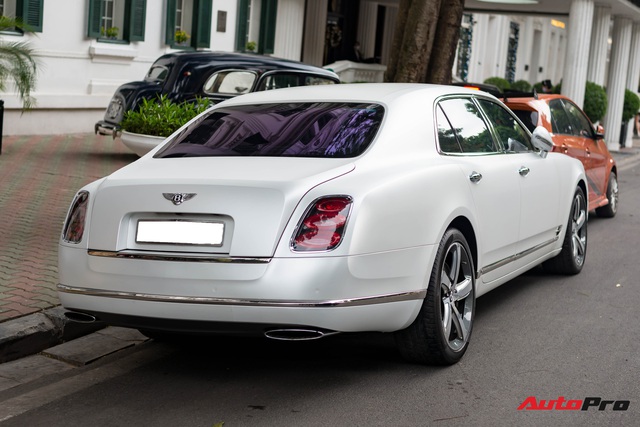 Chán màu sơn nguyên bản, đại gia Hà Thành đổi màu ngoại thất của Bentley Mulsanne để trở nên độc đáo hơn - Ảnh 6. Chán màu sơn nguyên bản, đại gia Hà Thành đổi màu ngoại thất của Bentley Mulsanne để trở nên độc đáo hơn - Ảnh 6.