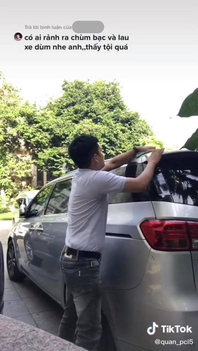 Thương tiếc cố NS Chí Tài, hàng xóm mang nước lau chùi ô tô, săn sóc chiếc xe mất chủ - Ảnh 1.