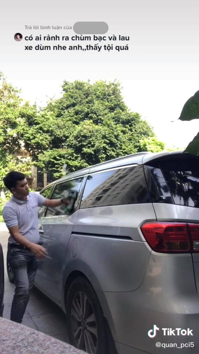 Thương tiếc cố NS Chí Tài, hàng xóm mang nước lau chùi ô tô, săn sóc chiếc xe mất chủ - Ảnh 2.