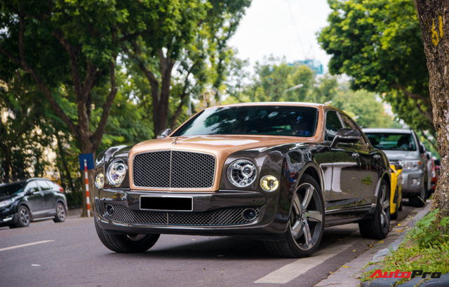 Chán màu sơn nguyên bản, đại gia Hà Thành đổi màu ngoại thất của Bentley Mulsanne để trở nên độc đáo hơn - Ảnh 7. Chán màu sơn nguyên bản, đại gia Hà Thành đổi màu ngoại thất của Bentley Mulsanne để trở nên độc đáo hơn - Ảnh 7.