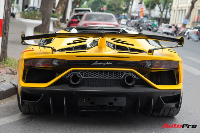 Lamborghini Aventador SVJ Roadster độc nhất Việt Nam lần đầu lộ diện trên đường phố Hà Nội - Ảnh 11. Lamborghini Aventador SVJ Roadster độc nhất Việt Nam lần đầu lộ diện trên đường phố Hà Nội - Ảnh 11.