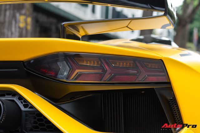 Lamborghini Aventador SVJ Roadster độc nhất Việt Nam lần đầu lộ diện trên đường phố Hà Nội - Ảnh 12. Lamborghini Aventador SVJ Roadster độc nhất Việt Nam lần đầu lộ diện trên đường phố Hà Nội - Ảnh 12.