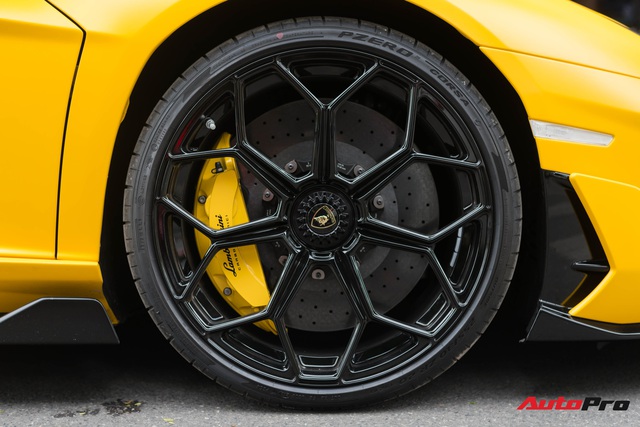 Lamborghini Aventador SVJ Roadster độc nhất Việt Nam lần đầu lộ diện trên đường phố Hà Nội - Ảnh 7. Lamborghini Aventador SVJ Roadster độc nhất Việt Nam lần đầu lộ diện trên đường phố Hà Nội - Ảnh 7.